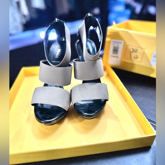 Stunning FENDI Vernice Elastico Heels! - Picture 2 of 13